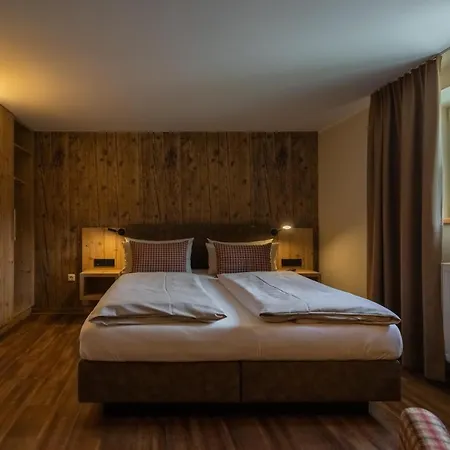 Dammschenke & מלון 3*